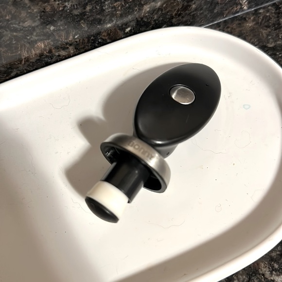 Bonny Bar Bottle Stopper that Provides air tight seal on bottles - Picture 2 of 3